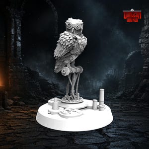 Puede incluir: Una detallada escultura de búho gris con elementos mecánicos, posada sobre una base circular. El búho tiene intrincados detalles de plumas y está sobre un fondo oscuro y atmosférico. El texto "DUNGEON WORLD" es visible.