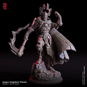 Könnte beinhalten: Eine graue, detaillierte Miniaturfigur eines Zauberers mit einem mechanischen Körper und einer großen, gebogenen Waffe. Der Zauberer trägt einen zerfetzten Umhang und eine Krone mit einem mechanischen Design. Die Figur steht auf einem felsigen Sockel mit Zahnrädern.