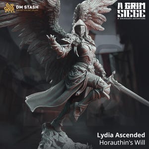 Puede incluir: Figura detallada en escala de grises de Lydia Ascended, un personaje de la aventura Grim Siege. La figura es una guerrera con grandes alas emplumadas, armadura y una espada. El logotipo de DM STASH está en la esquina superior izquierda.