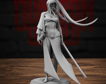 以下が含まれることがあります： 高いポニーテールをした戦士の灰色の樹脂製ミニチュアフィギュア。ラップスタイルのトップスと深いスリットの入ったロングスカートを着用している。両手に剣を持ち、円形の台座の上に立っている。表面はマットなグレー仕上げ。