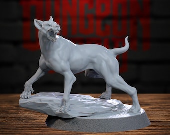 Può includere: Una miniatura grigio chiaro di una creatura canina ringhiante in piedi su una base rocciosa. La creatura ha orecchie a punta, denti scoperti e una corporatura muscolosa. La figura è montata su un piedistallo circolare, con la parola DUNGEON visibile in rosso.
