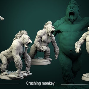 Peut inclure: Quatre figurines miniatures détaillées d'un gorille, chacune avec une pose et une expression différentes. Les figurines de gorille sont peintes en gris clair et ont une surface texturée pour représenter la fourrure. Les figurines sont debout sur des bases circulaires. Le texte "Crushing monkey" est visible en bas de l'image.