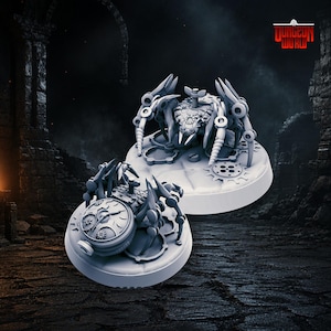 Peut inclure: Deux figurines miniatures grises et détaillées de robots araignées. L'une est sur une base avec des engrenages et un cadran d'horloge. L'autre est sur une base avec des engrenages. Le logo Dungeon World est en haut à droite.