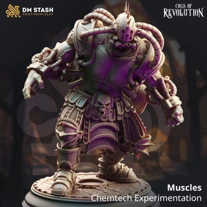 Könnte beinhalten: Eine detaillierte 3D-gedruckte Miniatur einer schwer gepanzerten, muskulösen Figur mit einem Schädel auf der Brust. Die Figur trägt einen Helm mit Spikes und hat mehrere Rohre und Schläuche, die an ihrem Körper befestigt sind. Die Figur steht auf einem runden Sockel mit dem aufgedruckten Text "Muscles Chemtech Experimentation". Die Figur ist in hellgrau mit violetten Highlights bemalt.