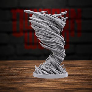 Op de afbeelding: Een grijs, onbeschilderd miniatuurfiguur dat een wervelende tornado of vortex voorstelt. Het beeldhouwwerk heeft scherpe, gekartelde, gelaagde texturen die vanaf een ronde basis omhoog spiralen en een dynamische, trechtervormige structuur vormen.