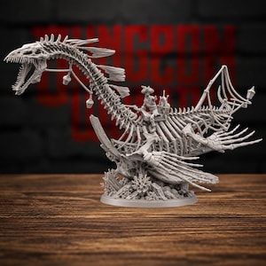 Peut inclure: Une figurine miniature gris clair représentant un serpent de mer squelettique avec un capitaine pirate sur son dos. La créature présente un long cou, une structure de cage thoracique et des nageoires, avec des lanternes et une barre de navire.
