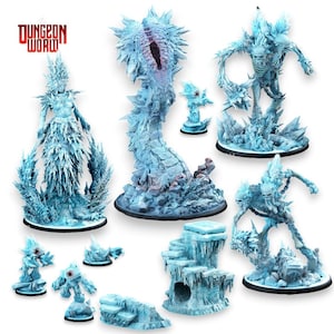 Puede incluir: Una colección de miniaturas de fantasía con temática de hielo en azul claro y blanco, que incluye una criatura central similar a un gusano, una figura humanoide, dos guerreros esqueléticos y monstruos más pequeños. El texto Dungeon World es visible.