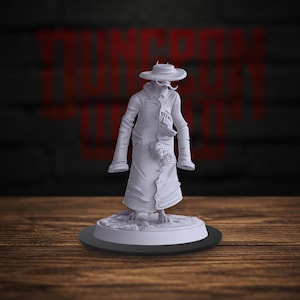 Puede incluir: Una figura en miniatura de color gris claro sin pintar de una criatura humanoide con un sombrero de ala ancha y una gabardina larga abotonada. La figura tiene brazos alargados con mangas vacías y una cara pequeña en la sección media.