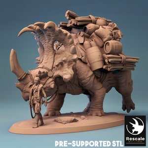 Puede incluir: Un modelo impreso en 3D de un dinosaurio que lleva una carga de suministros en su espalda. El dinosaurio es marrón y tiene un cuello y una cola largos. Los suministros incluyen troncos, barriles y bolsas. El modelo está pre-soportado y listo para ser impreso.