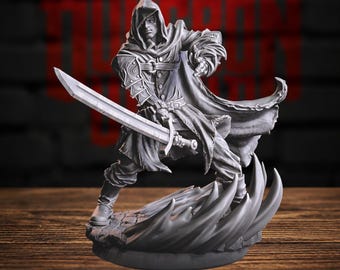 以下が含まれることがあります： フードを被った戦士のグレーの樹脂製ミニチュアフィギュア。ダイナミックな戦闘ポーズをとっており、ロングコート、鎧の腕当て、ブーツを着用しています。片手にブロードソードを持ち、もう片方の手でジェスチャーをしています。台座の上に立っています。