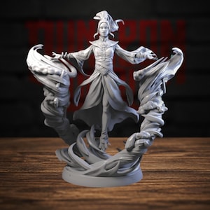 Pode incluir: Uma miniatura de resina cinza de uma figura em vestes fluidas, braços estendidos, cercada por efeitos de energia elemental rodopiantes em uma base circular. A figura tem uma gola alta, roupas em camadas e cabelo preso.