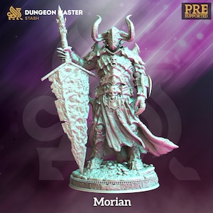 Puede incluir: Una figura miniatura detallada de un guerrero demonio con cuernos, un casco y una gran espada. La figura está pintada en un esquema de color plateado y gris y está de pie sobre una base circular. La base está decorada con un patrón de pequeños círculos y la palabra "Morian" está impresa en la parte delantera.