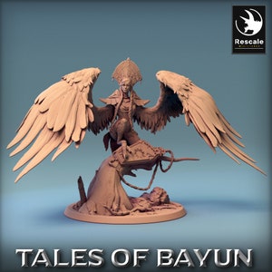 Peut inclure: Une figurine miniature détaillée d'une femme ailée avec une coiffe à plumes, assise sur une plate-forme circulaire avec une corde attachée. La figurine est peinte dans une couleur brun clair et fait partie de la collection "Tales of Bayun".