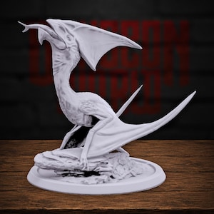Peut inclure: Une figurine miniature gris clair non peinte représentant une créature de type ptérosaure avec une grande crête inclinée vers l'arrière, un long cou et des ailes déployées. La créature est posée sur une base rocheuse texturée aux pointes acérées.
