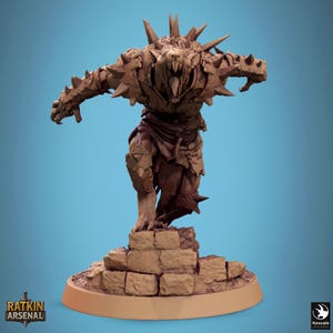 Puede incluir: Figura marrón detallada de una criatura monstruosa con dientes afilados y púas. La figura está posada con los brazos extendidos, de pie sobre una base de piedra. El texto "RATKIN ARSENAL" es visible.