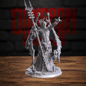 Może przedstawiać: Szara miniaturowa figurka z żywicy przedstawiająca rogatego demona ze skrzydłami, trzymającego w jednej ręce wysoki, ozdobny kostur, a drugą wykonującego gest. Postać ma na sobie spódnicę z czaszką w talii i stoi na podstawie z małymi świecami.