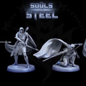 Può includere: Quattro miniature in plastica grigia di arcieri incappucciati con arco e frecce. Le miniature sono in pose diverse e sono in piedi su basi rotonde. Le miniature fanno parte di un gioco chiamato "Souls of Steel".