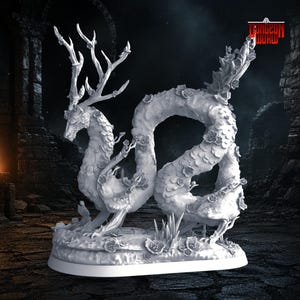 Może przedstawiać: Biała rzeźba fantasy przedstawiająca stworzenie z głową jelenia i porożem, wężowatym ciałem ozdobionym kwiatami oraz podstawą z detalami kwiatowymi i roślinnymi. Tło jest ciemne i teksturowane.