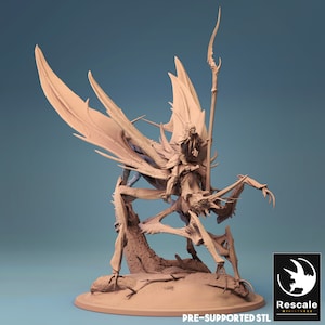 Könnte beinhalten: Eine 3D-gedruckte Miniatur einer humanoiden Figur, die ein großes, insektoides Wesen mit Flügeln reitet. Die Figur hält einen Speer und das Wesen hat mehrere Beine und einen langen, spitzen Kopf. Die Miniatur ist in hellbrauner Farbe gedruckt und für einen einfachen Druck vorab unterstützt.