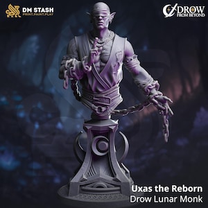 Puede incluir: Busto detallado de un Monje Lunar Drow, llamado "Uxas the Reborn", con una venda y cadenas. La escultura es gris con sombreado púrpura, y la base tiene un diseño circular. Los logotipos "DM STASH" y "DROW FROM BEYOND" son visibles.