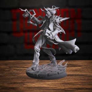 Peut inclure: Une figurine miniature en résine grise représentant un personnage humanoïde à cornes portant un long manteau, tenant un livre d'une main et lançant un sort de l'autre. La figurine repose sur une base circulaire avec une texture de sol en pierre.