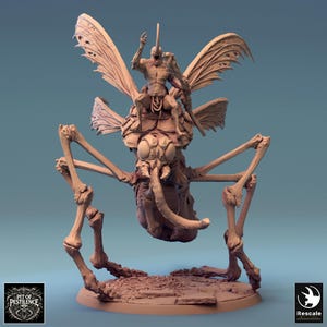 Könnte beinhalten: Eine detaillierte Miniatur eines skelettartigen Insekts mit einer humanoiden Figur, die auf seinem Rücken reitet. Das Insekt hat große Flügel und mehrere Beine, und die Figur hält eine Waffe. Die Miniatur ist in einer hellbraunen Farbe bemalt.