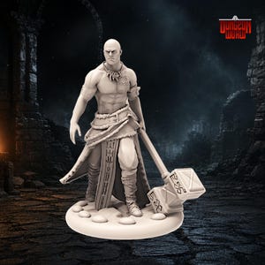 Puede incluir: Figura gris impresa en 3D de un guerrero musculoso, calvo con expresión severa, sosteniendo un gran martillo. La figura lleva ropa de estilo tribal y un collar. La base es redonda y el fondo es oscuro, con temática de fantasía.