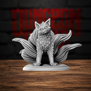 Könnte beinhalten: Eine graue Miniaturfigur eines neunschwänzigen Fuchswesens mit spitzen Ohren, strukturierter Fellzeichnung und leeren Augen, die auf einem runden Sockel steht. Das Wesen sitzt in einer aufrechten Position mit mehreren fächerförmig ausgebreiteten Schwänzen.