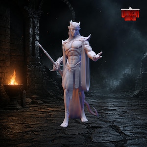 Op de afbeelding: Een gedetailleerd, lichtgekleurd beeldje van een fantasiekarakter met hoorns, een cape en een staf. De figuur is gespierd en staat in een stenen omgeving met een vuur op de achtergrond. Het Dungeon World-logo is zichtbaar.