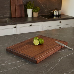 Cutting board made of wood (walnut) with sap groove - different sizes