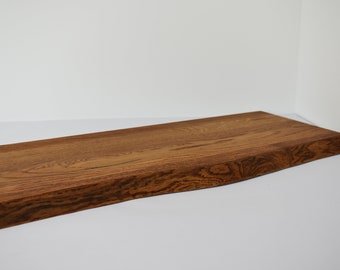 Mensola da parete in rovere selvatico, 60 x 26 x 2,6 cm, bordo ad albero, oliato al bourbon - mensola da parete in legno massiccio senza supporto visibile