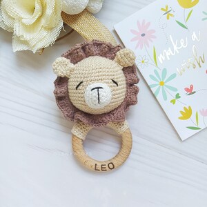 パーソナライズされたライオンの赤ちゃん用ガラガラギフト 木製の赤ちゃん用おもちゃ 男の子用サファリシャワーギフト 産後男の子用ギフト