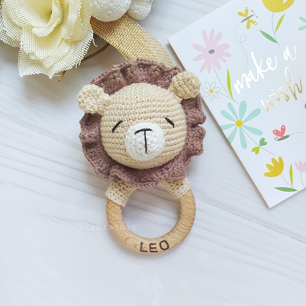 Personalisierte Löwe Baby Rassel Geschenk Holz Baby Spielzeug Baby Boy Safari Dusche Geschenk Postpartum Baby Jungen Geschenk