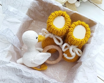 Pregnancy congrats gift box for pregnant friend, New parents gift basket, Expectant mom gift, Mama to be gift set with new baby booties