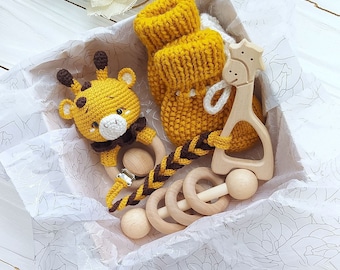 Giraffe baby shower gift basket with knitted baby rattle and booties set Personalized baby gift with Safari soft animal toy Newborn gift box