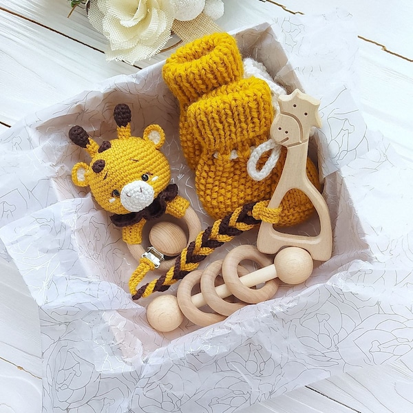 Giraffe baby shower gift basket with knitted baby rattle and booties set Personalized baby gift with Safari soft animal toy Newborn gift box