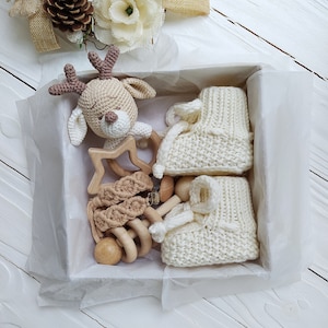 Neutral Deer baby gift box for pregnant sister, Pregnancy gift box for first time mom, Unisex baby basket for new mum