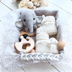 Zestaw upominkowy na baby shower w kształcie słonia dla przyszłych rodziców. Zestaw upominkowy dla noworodka, bez względu na płeć. Kosz powitalny dla noworodka. Naturalny zestaw upominkowy dla noworodka.