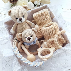 Pudełko prezentowe dla noworodka Kosz prezentowy dla chłopca Zestaw prezentowy dla chłopca na ciążę Prezent dla przyszłej mamy Niepowtarzalny prezent na baby shower dla chłopca Grzechotka buciki dla niemowląt