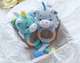 Hochet dragon pour bébé, cadeau baby shower, cadeau nouveau-né bio, hochet doux, amigurumi au crochet, jouet pour bébé, jouet pour chambre d'enfant, anneau en bois pour hochet