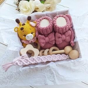 Neue Mama Geschenk Korb Es ist ein Mädchen Baby Schwangerschaft Geschenk-Box Giraffe Baby Rassel Spielzeug und Hand stricken Booties Geschenk-Set Baby-Dusche-Geschenk personalisiert