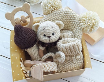 Set regalo per neonato a tema orsetto, cestino regalo per baby shower a tema bosco per neonato, confezione regalo neutra per neonato per neomamma, regalo di benvenuto per neonato fatto a mano all'uncinetto.