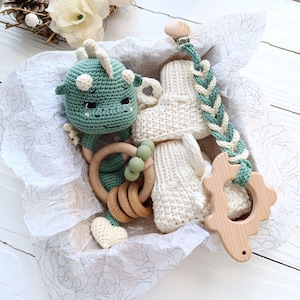 Babycadeau mand draken voor pasgeborene Handgemaakte gehaakte rammelaar draak en gebreide babyslofjes set Fantasie kraamcadeau voor zwangere vrienden