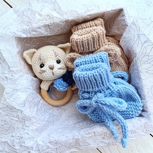 Crochet Cat Baby Rassel Spielzeug Geschenk für Neugeborene Jungen, Hand stricken Baby Booties Geschenkset für schwangere Freundin, neue Mutter Geschenkkorb