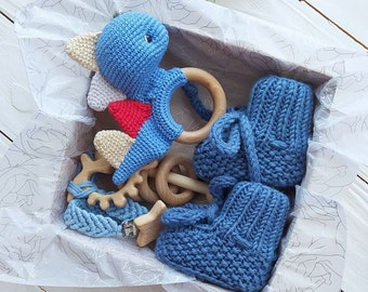 Dinosaurus babycadeau jongen, geschenkdoos pasgeboren babyjongen, babyshower cadeau, cadeauset babyjongen, handgebreide babyslofjes, speelgoedring, babycadeau