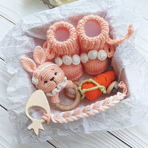 Niedliche Hasen Baby Mädchen Rassel & Booties Geschenkbox Personalisiert, Baby-Dusche-Geschenk-Set, Neue Mutter Geschenkkorb, Neugeborene Baby-Mädchen-Ostern-Geschenk
