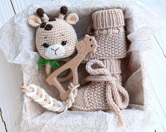 Giraffe baby shower gift box with knitted baby toy and booties set, Personalized baby gift with Safari soft animal toy for Newborn