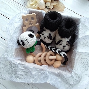 Panda Baby neutrale Geschenk-Box Häkeln Panda Baby Rassel & Booties Set Holz Babyrassel Ring Spielzeug Benutzerdefinierte Neue Baby Geschenkkorb Neugeborenen Geschenk