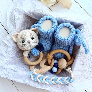 Conjunto de regalo para bebé niño con diseño de gato. Caja de regalo con sonajero para recién nacido. Regalo para futura mamá. Cesta de regalo para baby shower. Conjunto de sonajero y patucos para bebé con diseño de gato. Regalo de bienvenida.