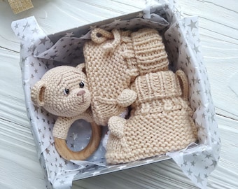 Bear Baby rattle and booties neutral gift set, Congratulations on pregnancy gift, pregnancy announcement grandparents, New baby gift box